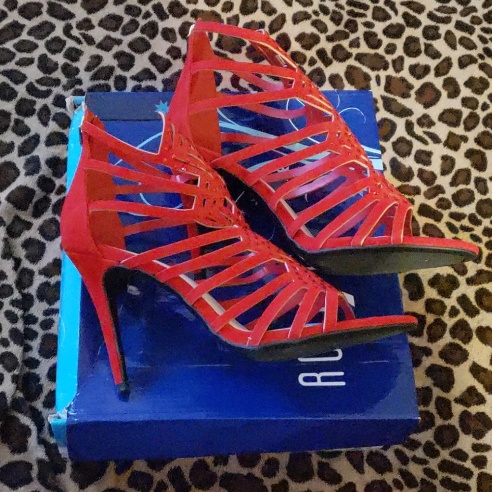 Rouge Princess Heels. - Picture 1 of 6